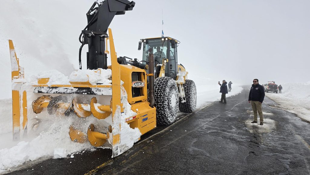 Trabajos de maquinaria pesada despejando nieve en el paso fronterizo Pino Hachado