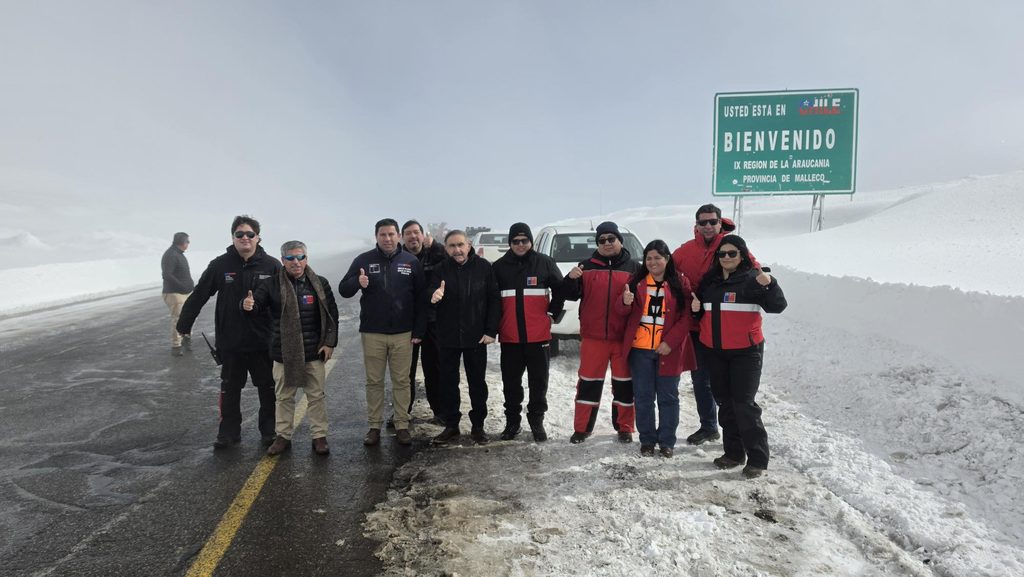 Trabajos de maquinaria pesada despejando nieve en el paso fronterizo Pino Hachado