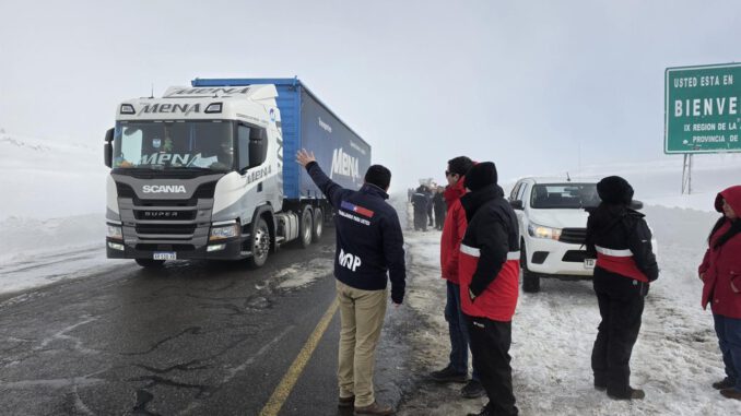Trabajos de maquinaria pesada despejando nieve en el paso fronterizo Pino Hachado
