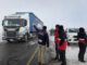 Trabajos de maquinaria pesada despejando nieve en el paso fronterizo Pino Hachado