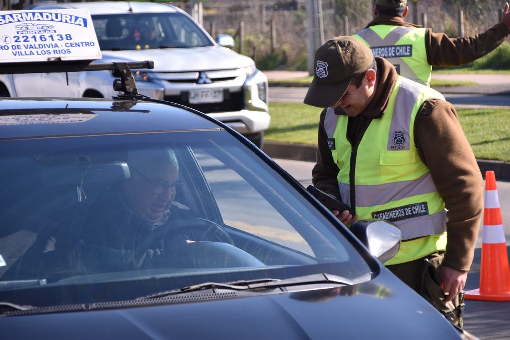 Carabineros de Chile realizando controles de alcotest y narcotest a conductores de transporte público en Temuco