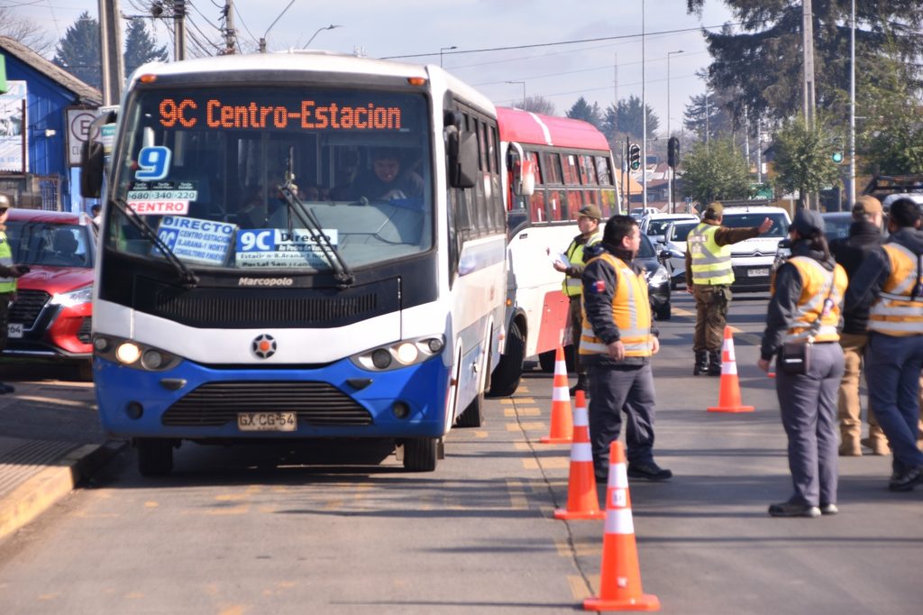 Carabineros de Chile realizando controles de alcotest y narcotest a conductores de transporte público en Temuco