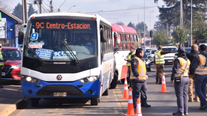 Personal de Carabineros y SENDA realizando controles de alcoholemia y narcotest a conductores de transporte público en Temuco.