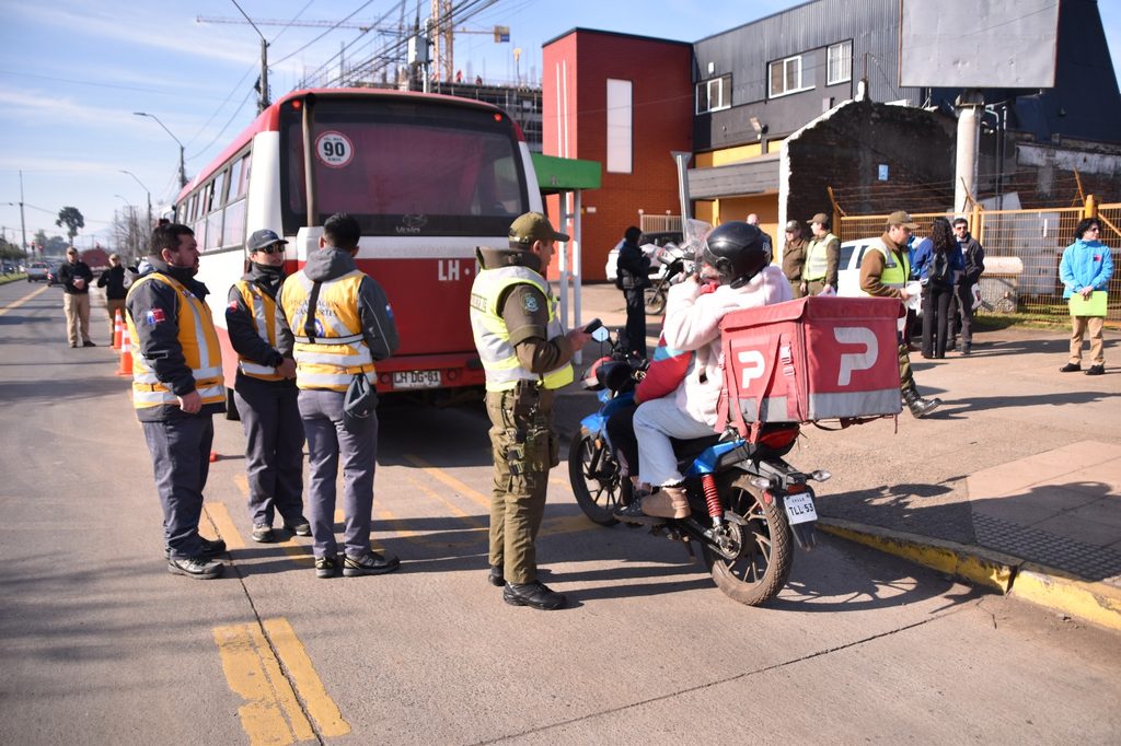 Personal de Carabineros y SENDA realizando controles de alcoholemia y narcotest a conductores de transporte público en Temuco.