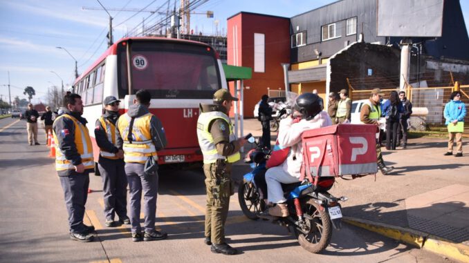 Carabineros de Chile realizando controles de alcotest y narcotest a conductores de transporte público en Temuco