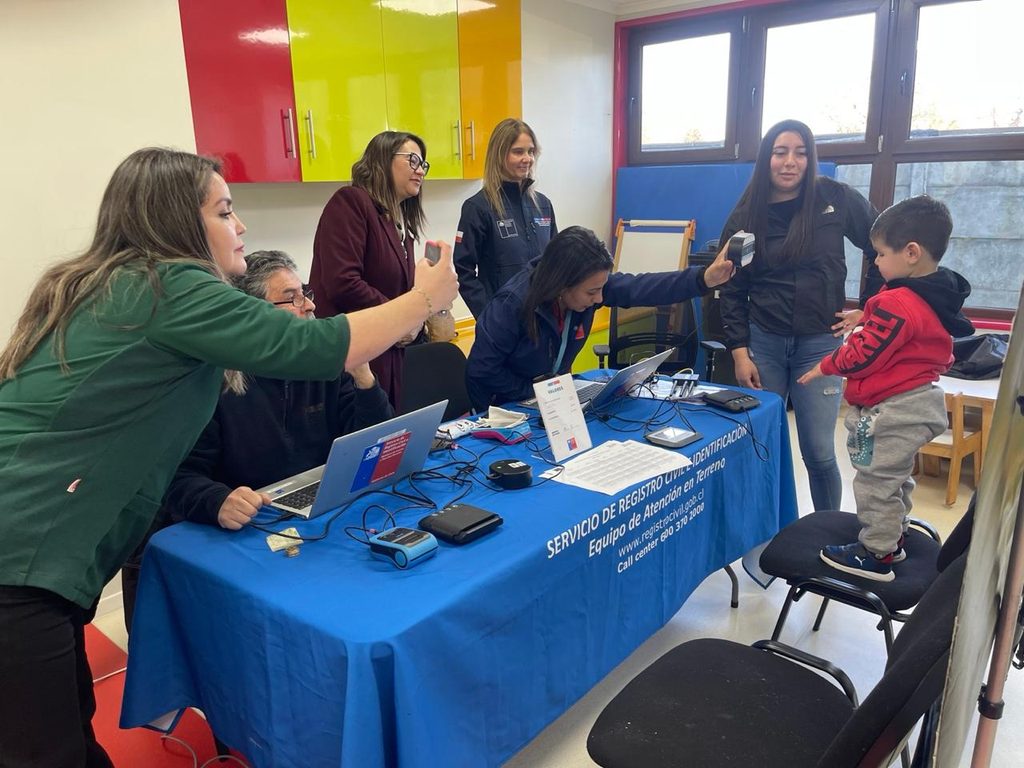 Funcionarios del Registro Civil atendiendo a niños y familias en un jardín infantil durante operativo de identidad.