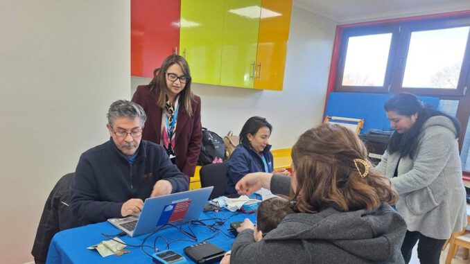 Funcionarios del Registro Civil atendiendo a niños y familias en un jardín infantil durante operativo de identidad.