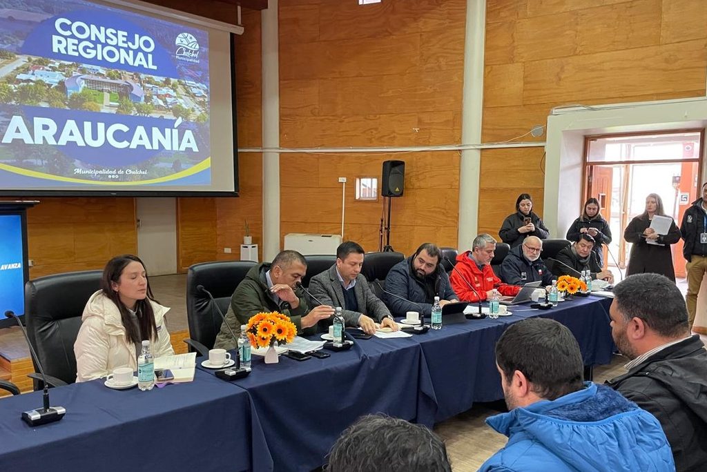 Equipos técnicos del Gobierno Regional de La Araucanía trabajando en terreno con autoridades y comunidades locales.