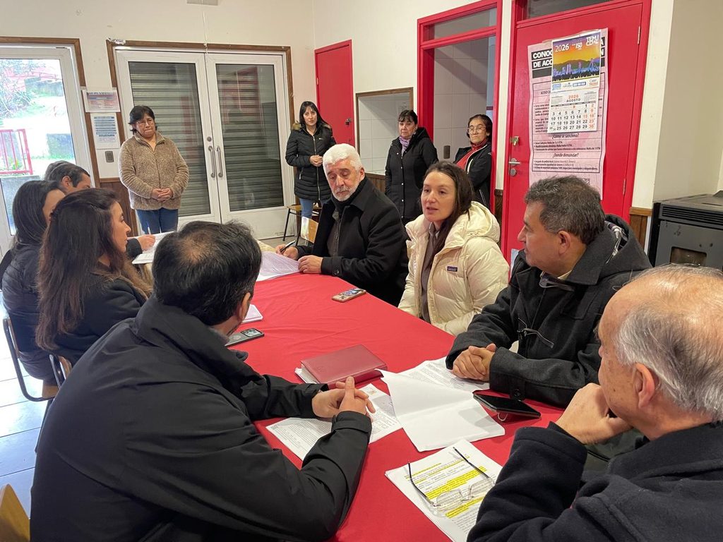Equipos técnicos del Gobierno Regional de La Araucanía trabajando en terreno con autoridades y comunidades locales.