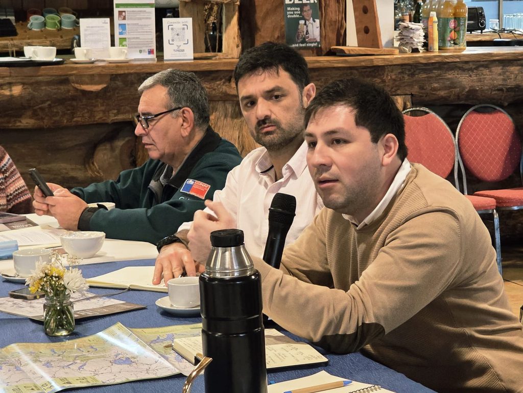 Equipos técnicos del Gobierno Regional de La Araucanía trabajando en terreno con autoridades y comunidades locales.