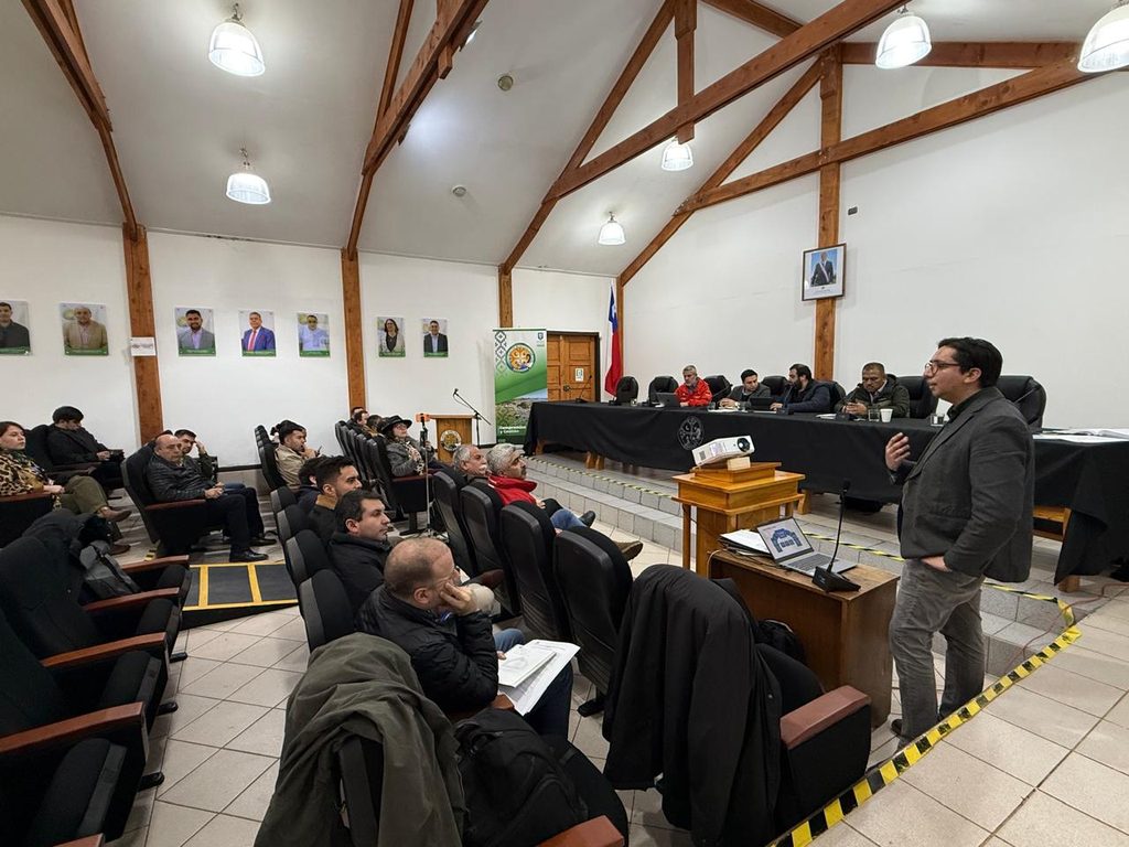 Equipos técnicos del Gobierno Regional de La Araucanía trabajando en terreno con autoridades y comunidades locales.