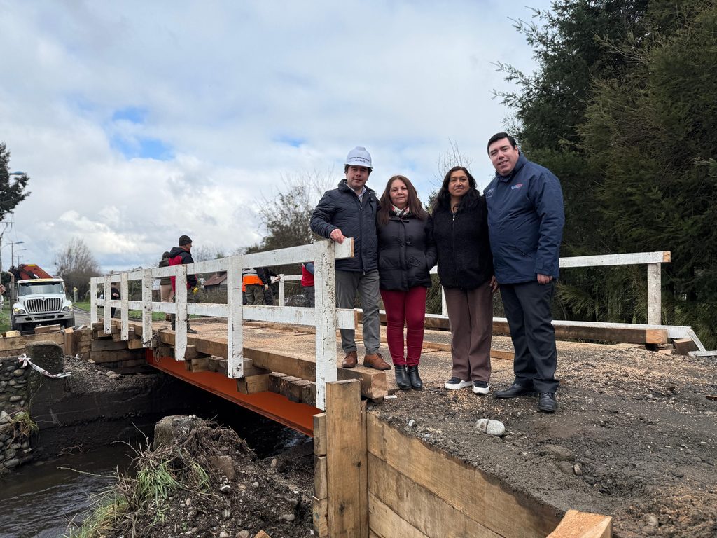 Autoridades locales junto al puente Faja 0 recién reparado en la comuna de Cunco tras sistema frontal.