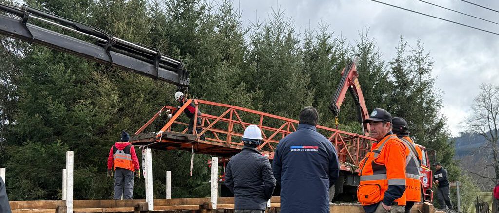 Autoridades locales junto al puente Faja 0 recién reparado en la comuna de Cunco tras sistema frontal.