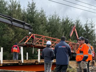 Autoridades locales junto al puente Faja 0 recién reparado en la comuna de Cunco tras sistema frontal.