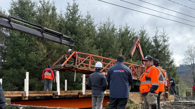 Autoridades locales junto al puente Faja 0 recién reparado en la comuna de Cunco tras sistema frontal.