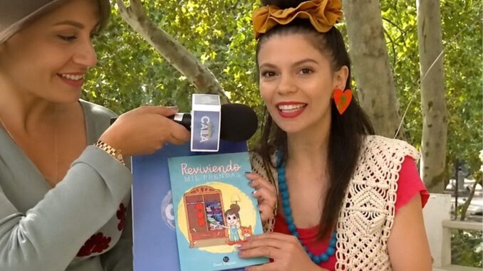 Portada del libro Reviviendo mil prendas de Daniela Seguel sobre una mesa con elementos de costura y reciclaje