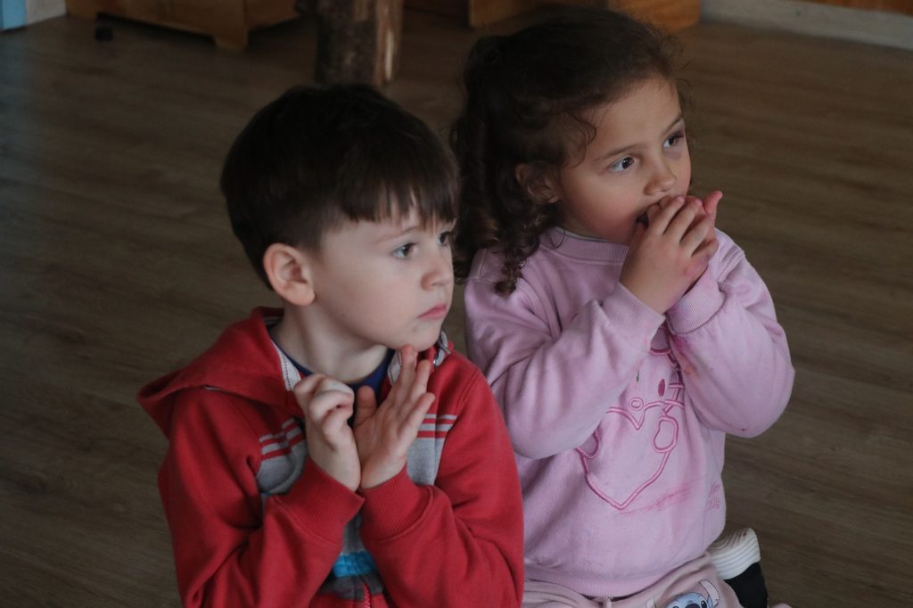 Niños realizando actividades educativas al aire libre en el Jardín Infantil Tiempo de Crecer en Ñancul