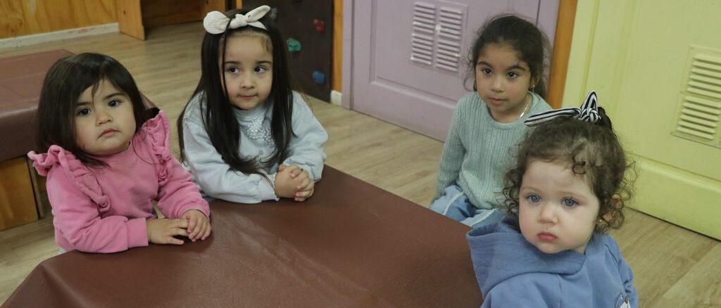 Niños realizando actividades educativas al aire libre en el Jardín Infantil Tiempo de Crecer en Ñancul