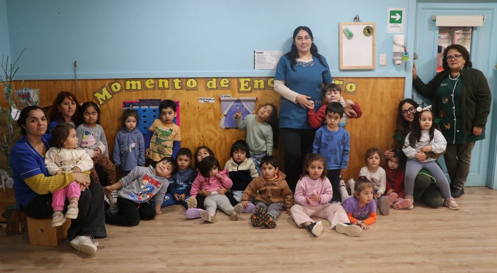 Niños realizando actividades educativas al aire libre en el Jardín Infantil Tiempo de Crecer en Ñancul