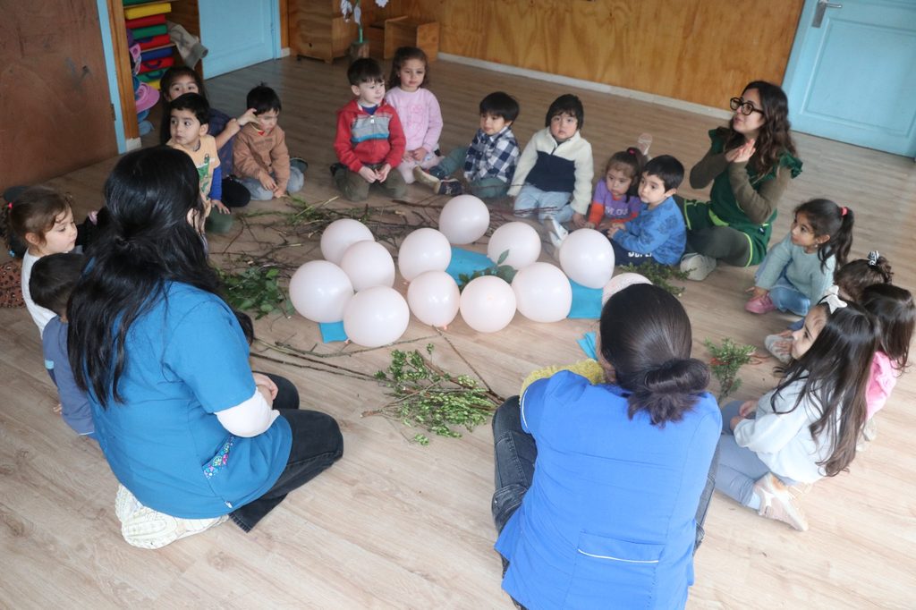 Niños realizando actividades educativas al aire libre en el Jardín Infantil Tiempo de Crecer en Ñancul