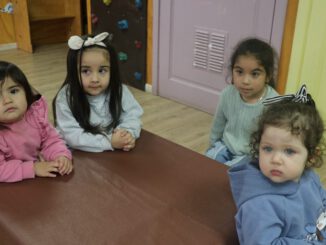 Niños realizando actividades educativas al aire libre en el Jardín Infantil Tiempo de Crecer en Ñancul
