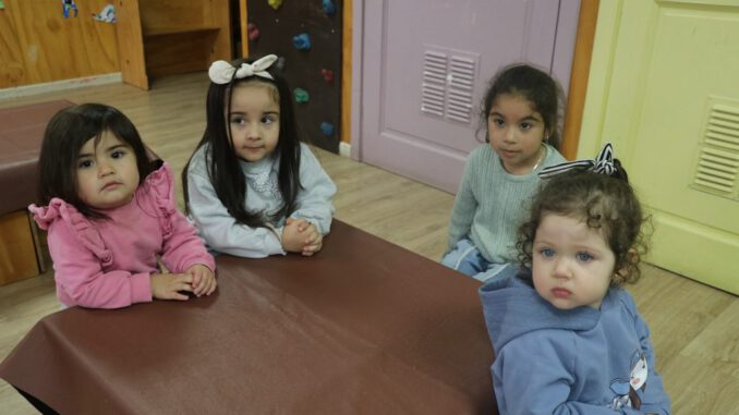 Niños realizando actividades educativas al aire libre en el Jardín Infantil Tiempo de Crecer en Ñancul