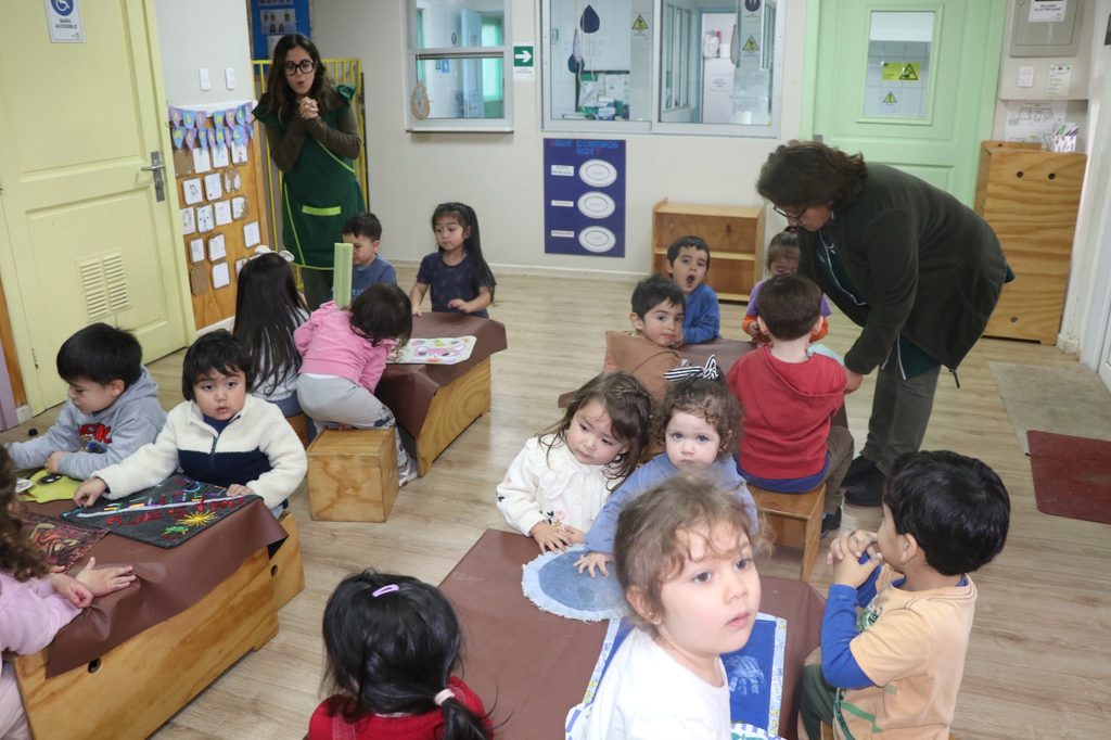 Niños realizando actividades educativas al aire libre en el Jardín Infantil Tiempo de Crecer en Ñancul