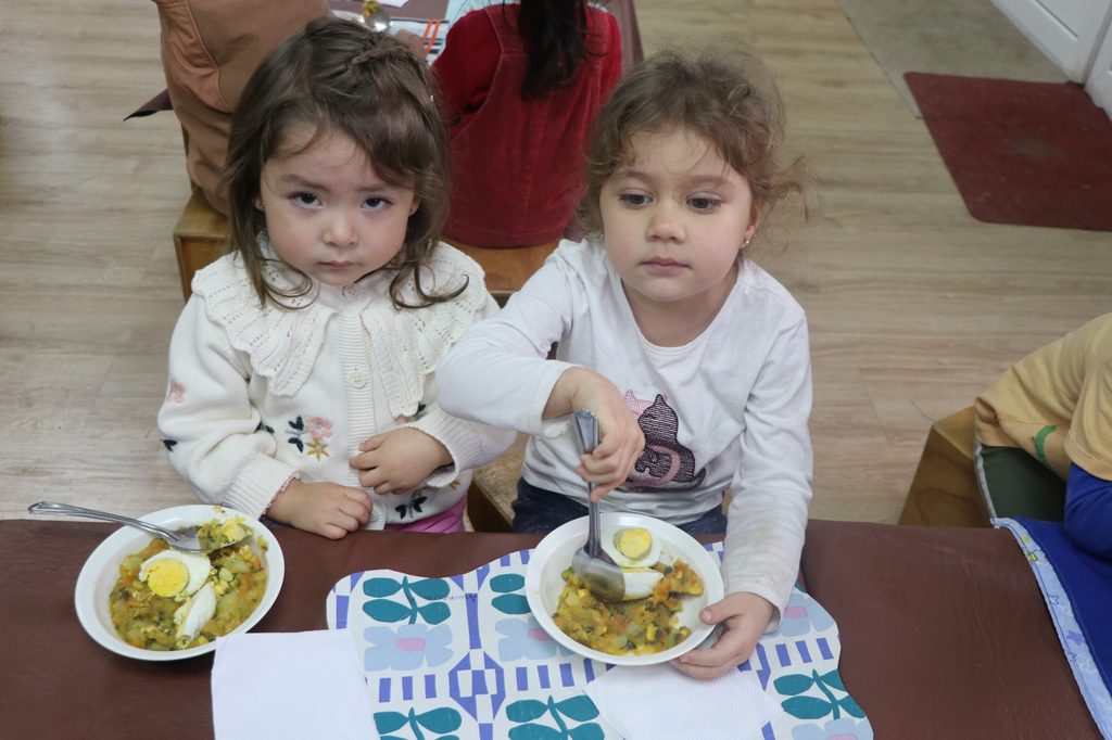 Niños realizando actividades educativas al aire libre en el Jardín Infantil Tiempo de Crecer en Ñancul