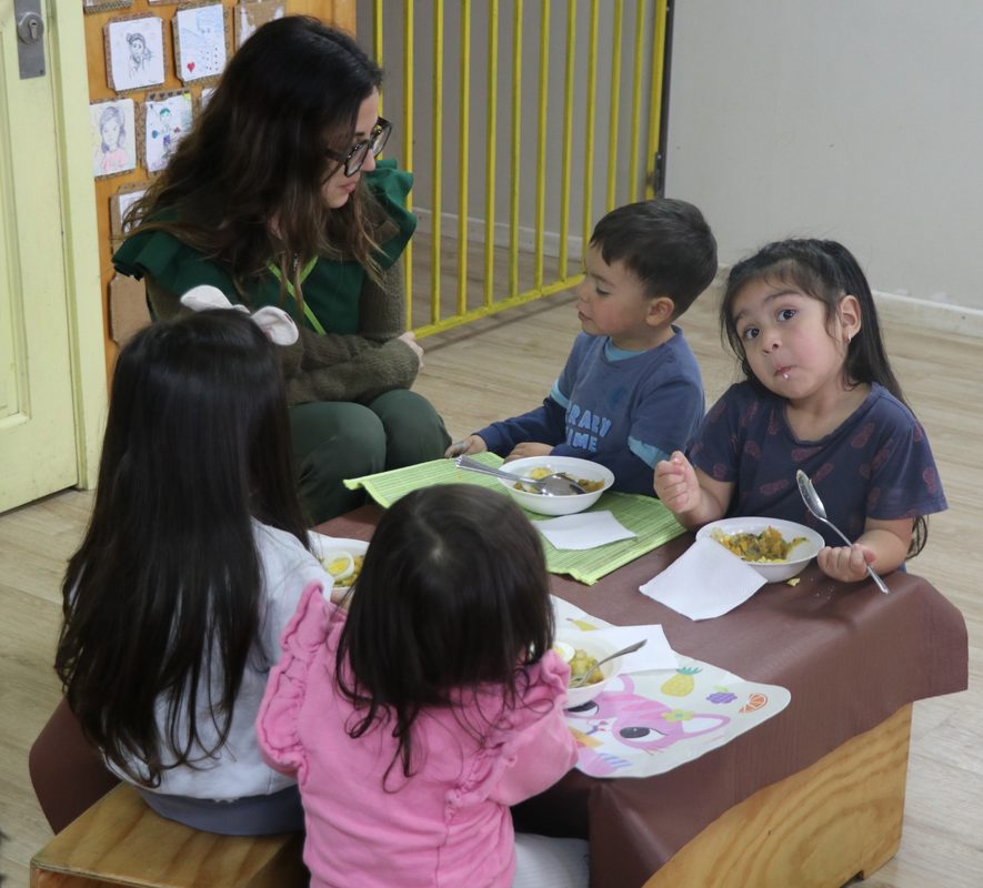 Niños realizando actividades educativas al aire libre en el Jardín Infantil Tiempo de Crecer en Ñancul
