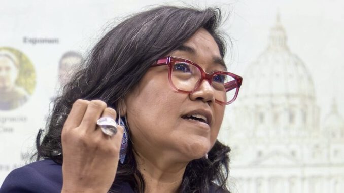 Sandra Arenas decana de la Facultad de Ciencias Religiosas y Filosofía de la UC Temuco reflexionando sobre el modelo universitario.