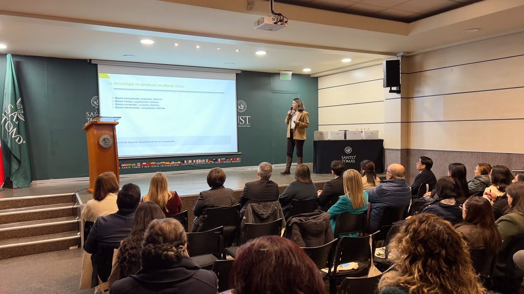 Expertos y orientadores participan en el seminario Mentes que Transforman en Santo Tomás Temuco
