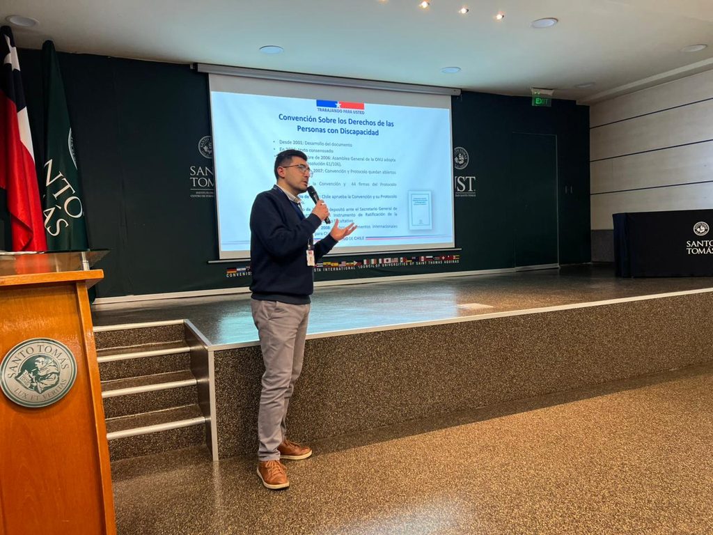 Participantes en el diálogo académico sobre fraternidad y solidaridad en Santo Tomás Temuco