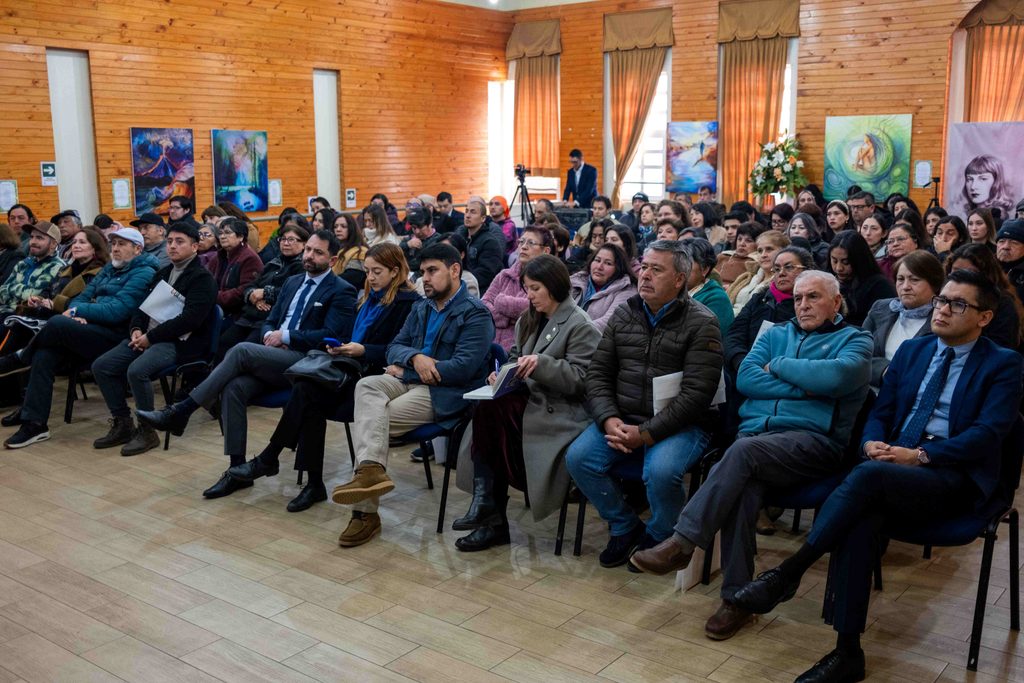 Participantes y autoridades en la jornada de cierre del Seminario Araucanía Cultural en la Universidad Católica de Temuco.