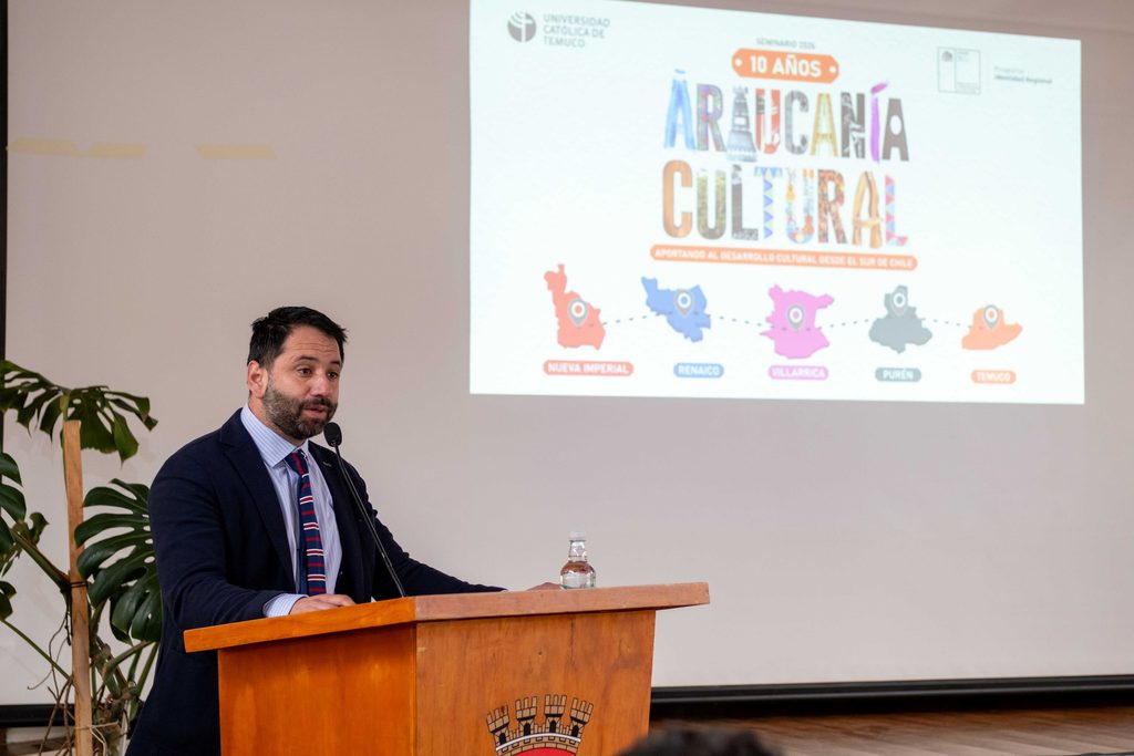 Participantes y autoridades en la jornada de cierre del Seminario Araucanía Cultural en la Universidad Católica de Temuco.