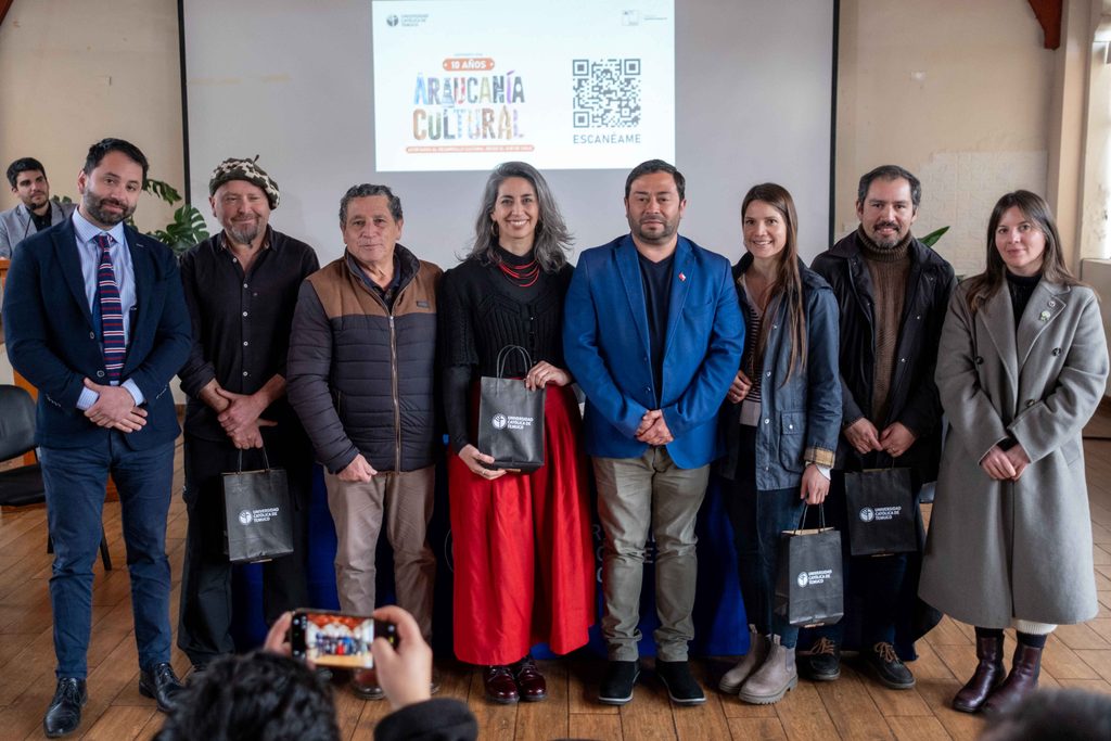 Participantes y autoridades en la jornada de cierre del Seminario Araucanía Cultural en la Universidad Católica de Temuco.