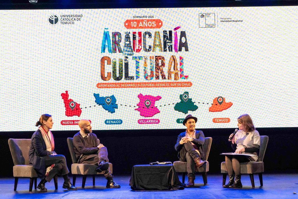 Participantes y autoridades en la jornada de cierre del Seminario Araucanía Cultural en la Universidad Católica de Temuco.