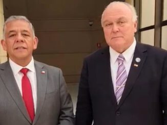 El senador Miguel Becker y el alcalde Manuel Macaya en el Congreso abordando la seguridad de Collipulli.