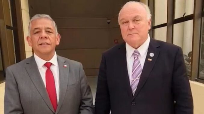 El senador Miguel Becker y el alcalde Manuel Macaya en el Congreso abordando la seguridad de Collipulli.