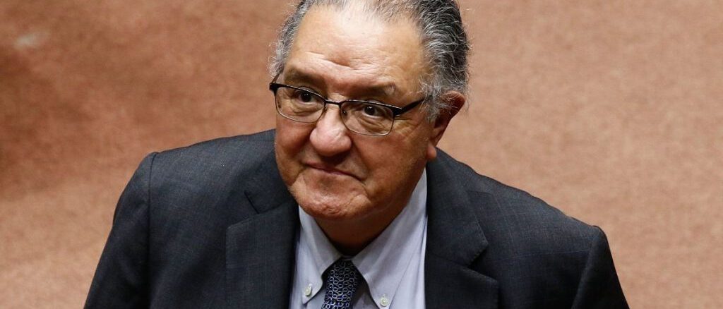 Senador Francisco Huenchumilla interviniendo en la sala del Senado de Chile