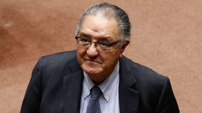 Senador Francisco Huenchumilla interviniendo en la sala del Senado de Chile
