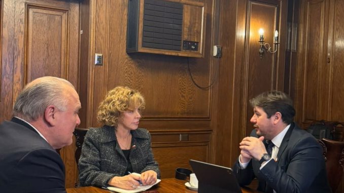 Senador Miguel Becker junto a alcaldes de Galvarino y Ercilla en reunión con la ministra de Bienes Nacionales en Santiago