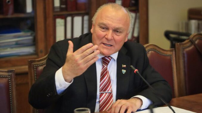 El senador Miguel Becker interviniendo en la Sala del Senado sobre la gestión financiera de los municipios.