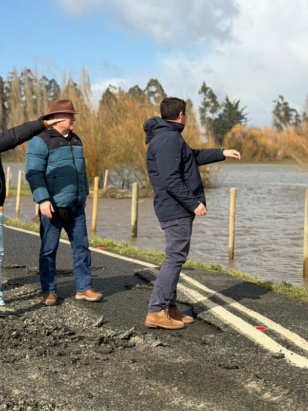 Senador Miguel Becker y autoridades locales recorriendo zonas inundadas en Carahue tras intensas lluvias.
