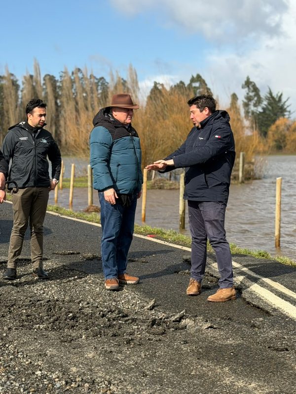 Senador Miguel Becker y autoridades locales recorriendo zonas inundadas en Carahue tras intensas lluvias.