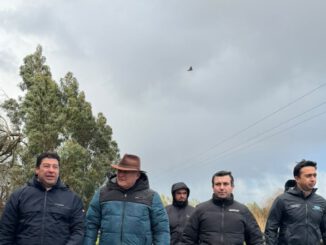 Senador Miguel Becker y autoridades locales recorriendo zonas inundadas en Carahue tras intensas lluvias.