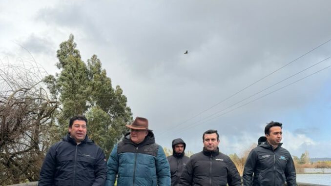Senador Miguel Becker y autoridades locales recorriendo zonas inundadas en Carahue tras intensas lluvias.