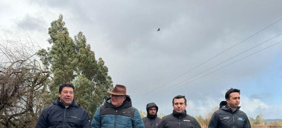 Senador Miguel Becker y autoridades locales recorriendo zonas inundadas en Carahue tras intensas lluvias.