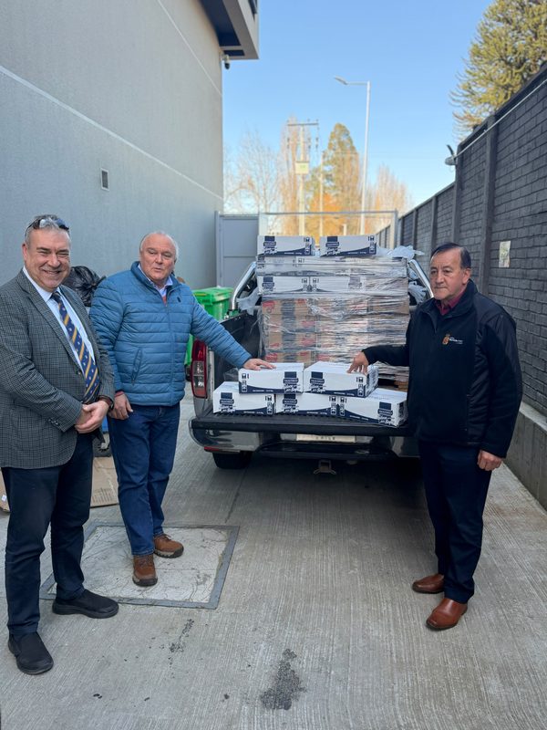 Senador Miguel Becker y autoridades locales coordinando entrega de alimentos a damnificados en Angol