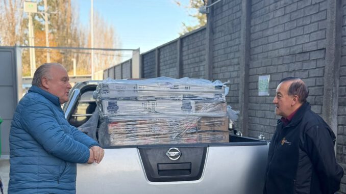 Senador Miguel Becker y autoridades locales coordinando entrega de alimentos a damnificados en Angol