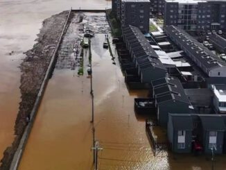 Personal de emergencia monitoreando el desborde del río Vergara en la región de La Araucanía
